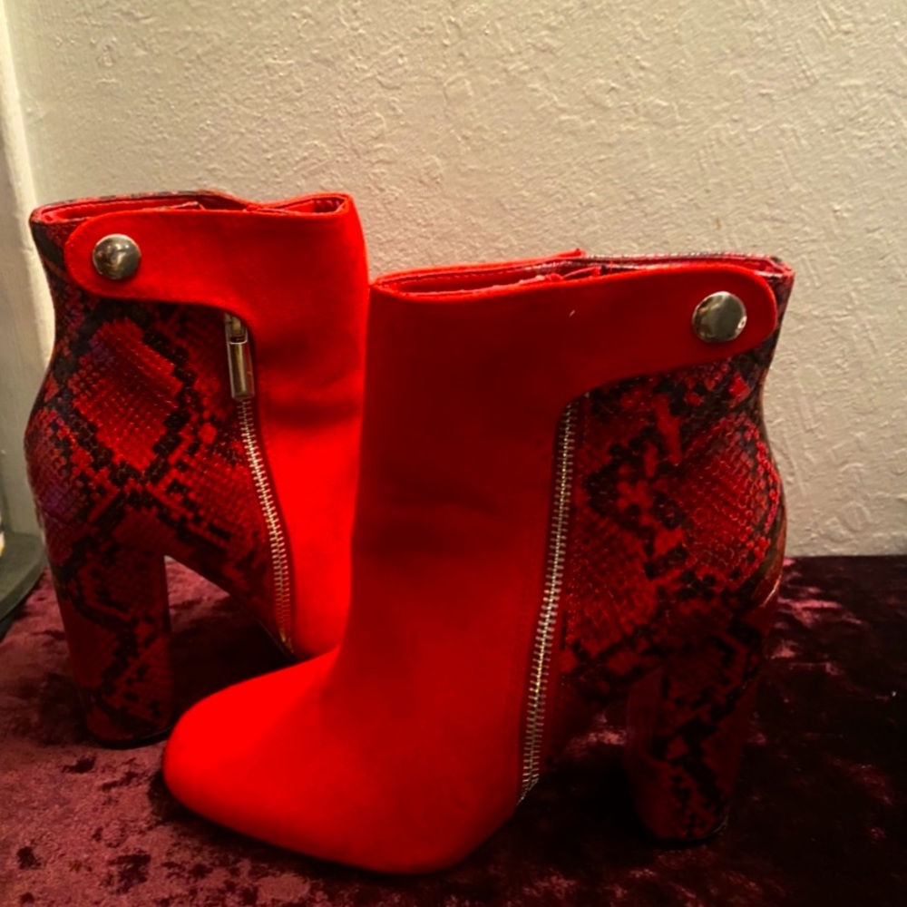 Size 7.5 wore twice , no creases